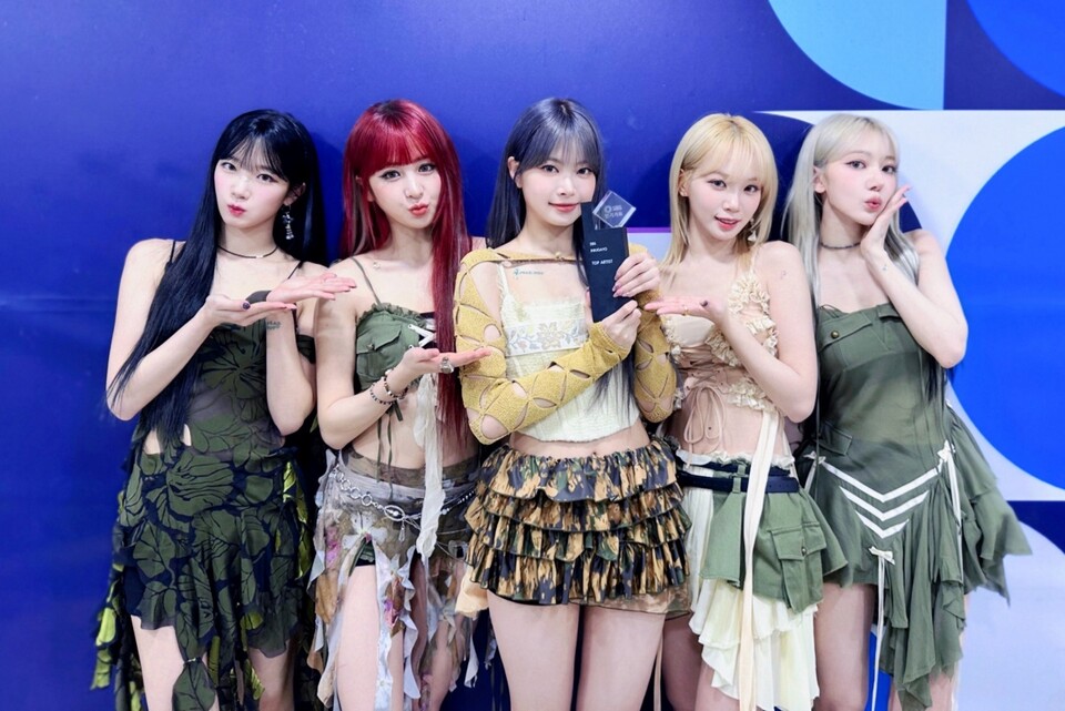 LE SSERAFIM Conquers Billboard Hot 100 & Oricon Double Champion