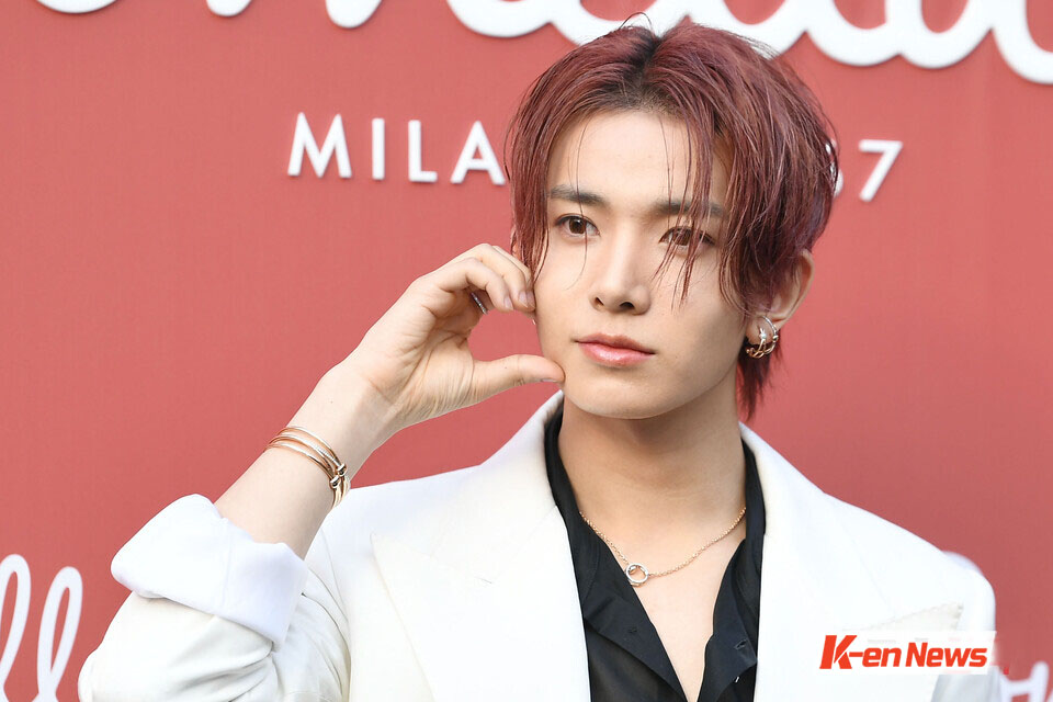 ENHYPEN's Heeseung Steals Hearts with His Lovely Gesture < Photo