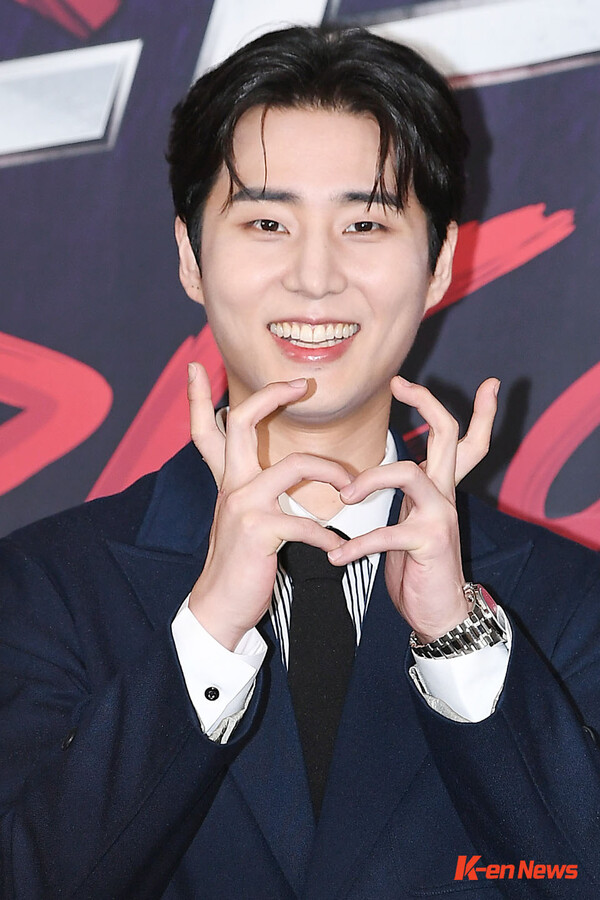 DAY6 Young K, Find the differences between two photos < Find