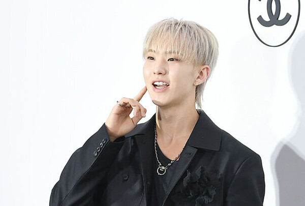 Seventeen's Hoshi Sends Sweet Hearts at Chanel Event < Photo News