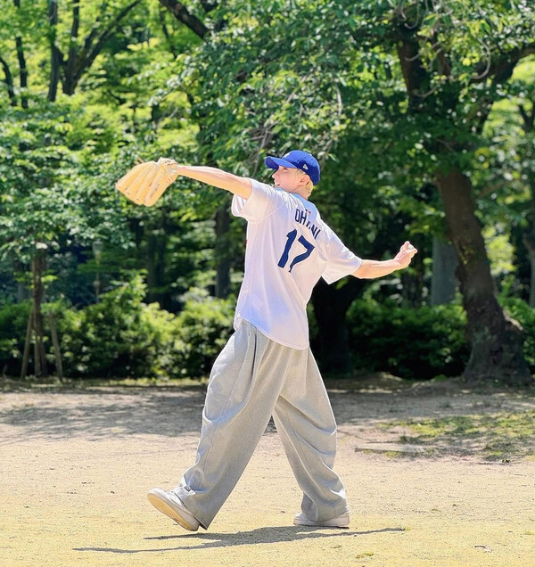 SEVENTEEN DK Shares Daily Life in Baseball Uniform During Japan