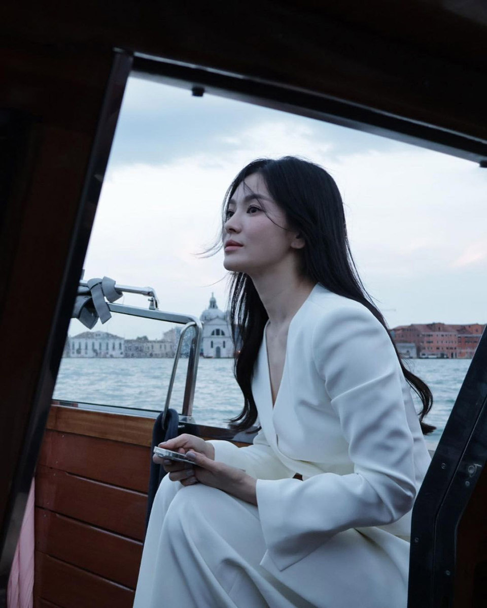 Song Hye-kyo Stuns with Goddess-like Beauty in Venice < Actor News <  K-drama < 기사본문 - 케이엔뉴스 (K-en News)