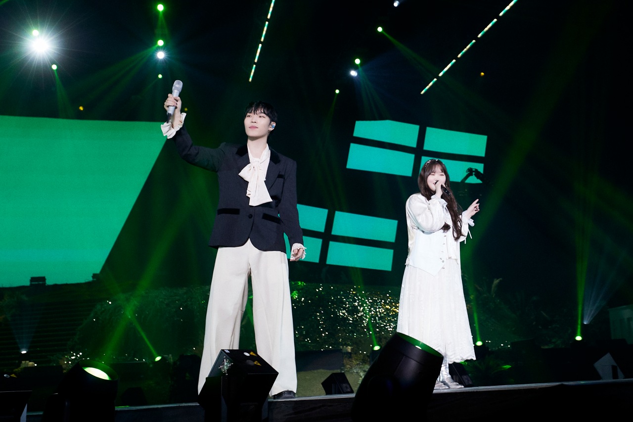 AKMU Celebrates 10th Anniversary with Heart-Pounding Concert < Co