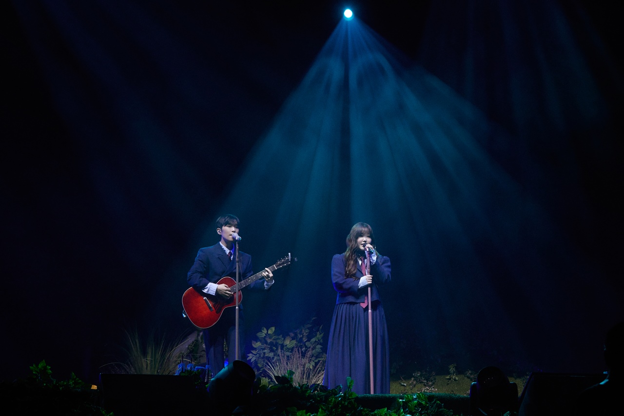 AKMU Thrills Fans with a Mesmerizing 10th Anniversary