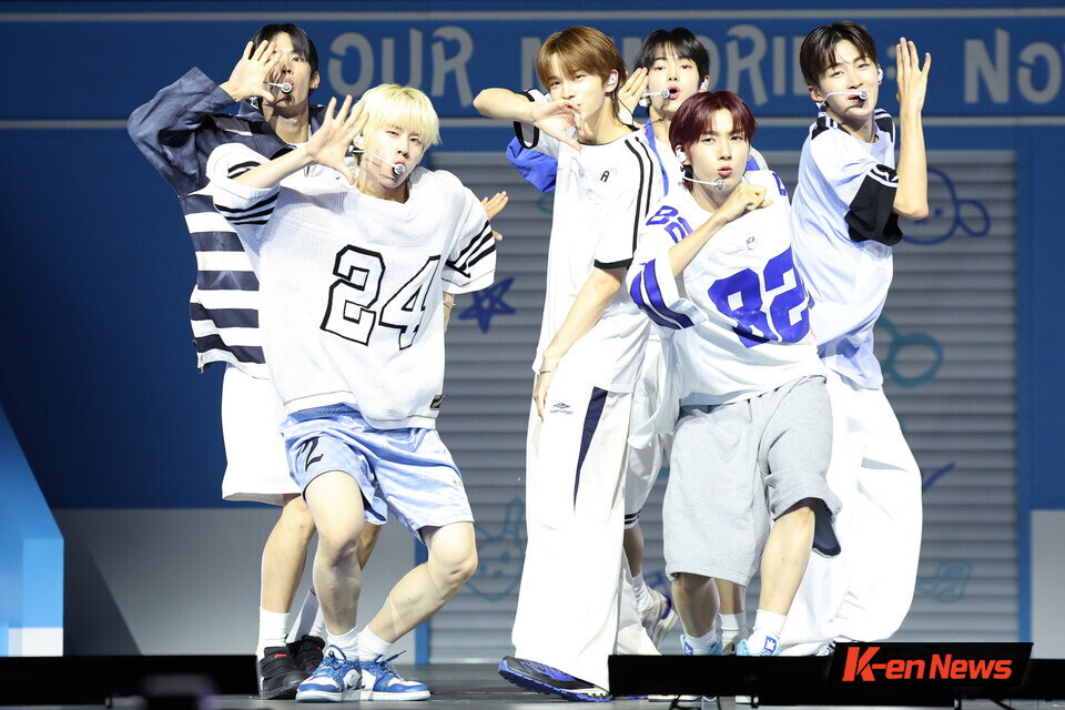 TWS Makes a Refreshing Comeback with 'SUMMER BEAT!' < Boy Group