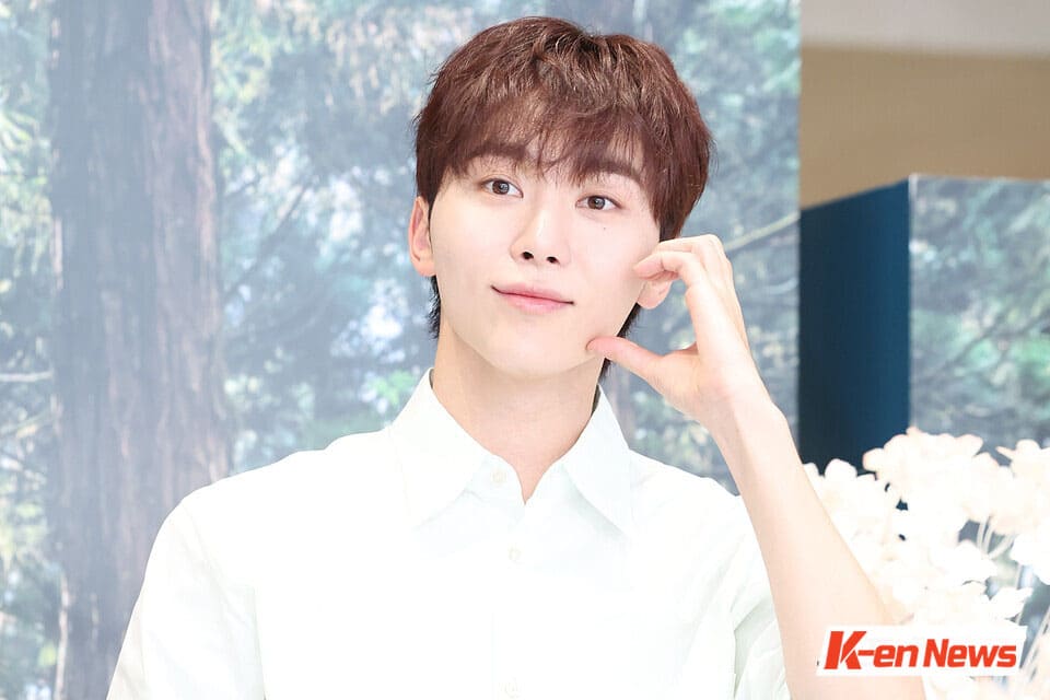 Seventeen's Seungkwan Captivates in Crisp White Look < Photo News