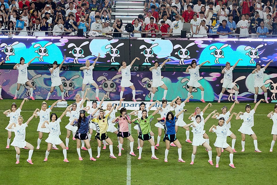 Image : NewJeans performing during the halftime show at the Bayern Munich vs. Tottenham Hotspur match ⓒ Coupang Play
