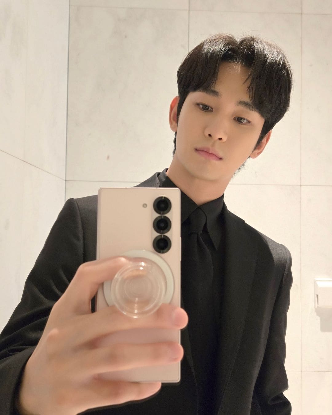 Image Kim Soo Hyun image beautiful - Kim Soo-hyun Shines in Latest Selfie, Proving His Beauty is ...