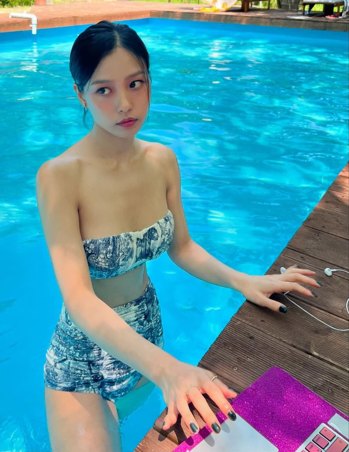 Ko Min-si Stuns in Glamorous Bikini, Exuding Fresh and Alluring 