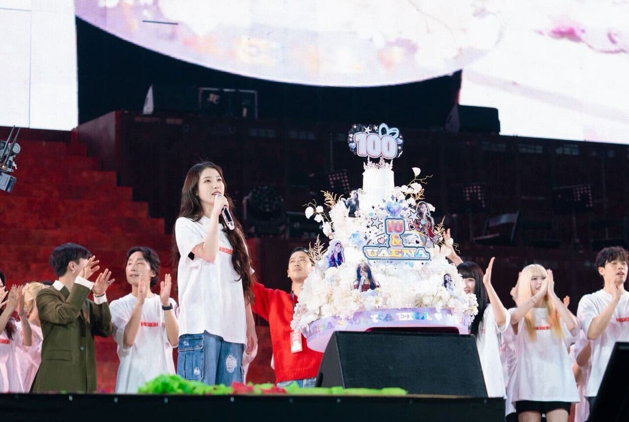 アイドル IU 2019 TOUR CONCERT IN SEOUL IU Completes Encore Concert, Becomes First Female Artist to