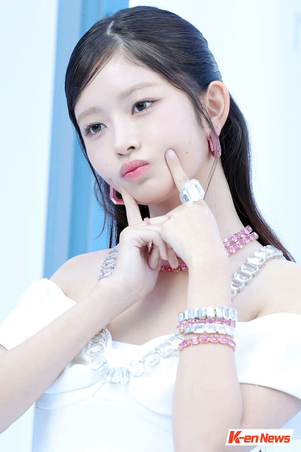 IVE Rei Charms with Adorable Cheek Touches < Photo News < 기사본문