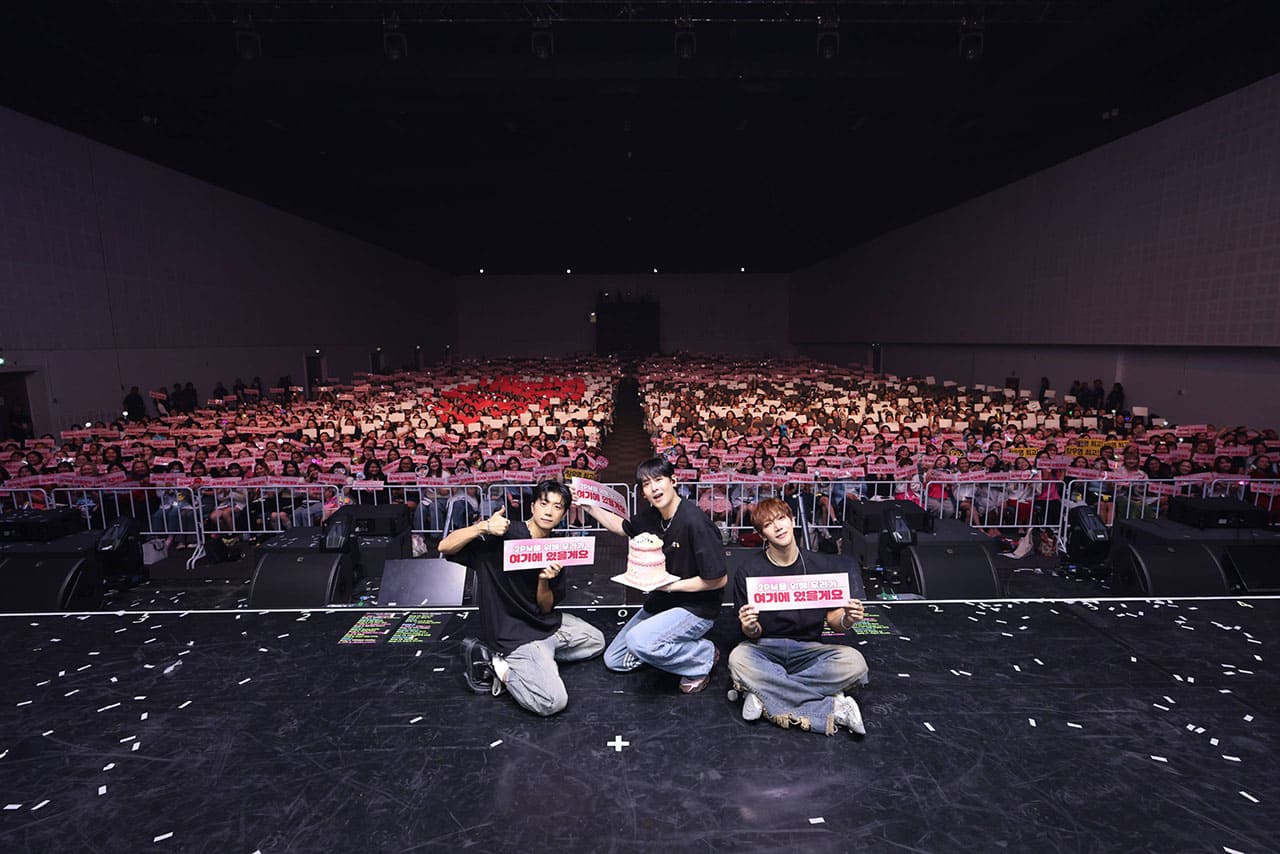 2PM JUN. K, Nichkhun, and Wooyoung Successfully Hold 'Fan