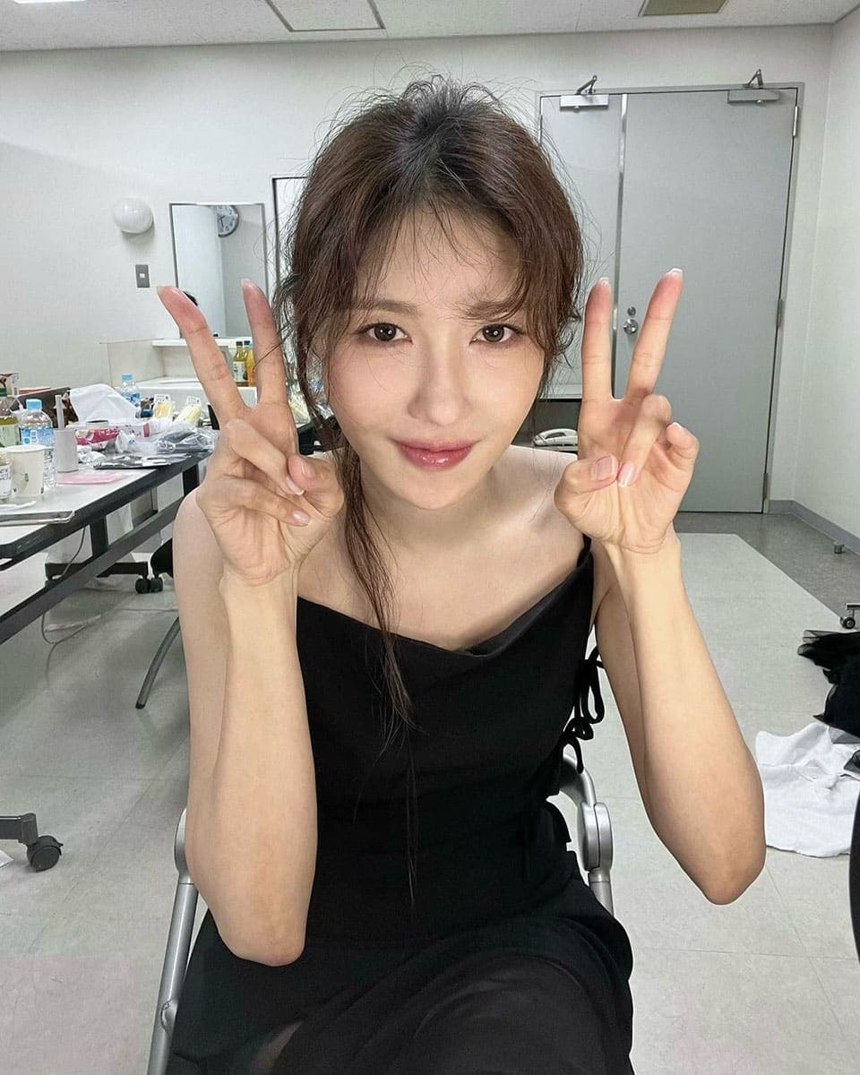 Lee Ji-ah Stuns with Backless Dress and Sleek Silhouette < Actor News <  K-movie < 기사본문 - K-en News