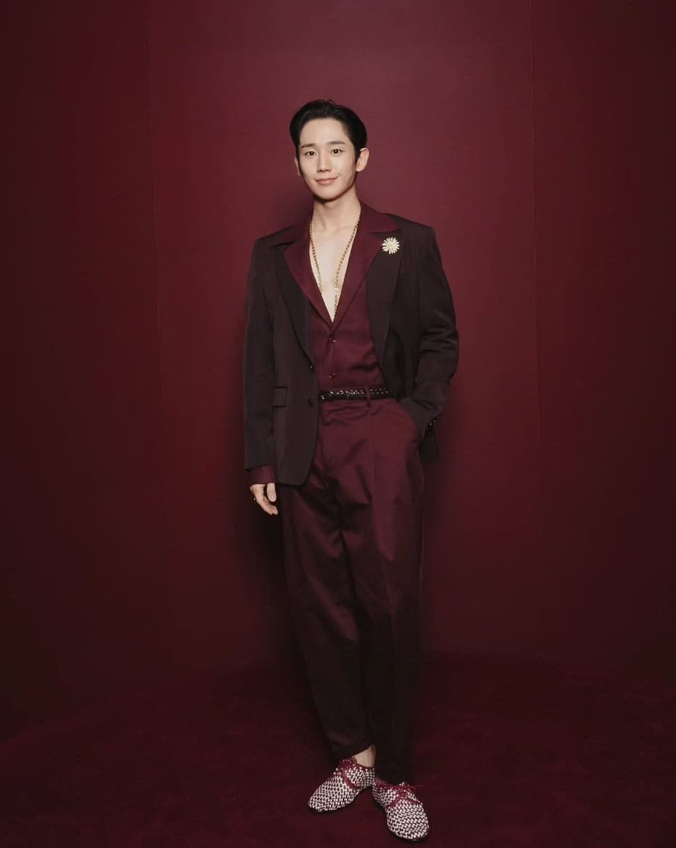 Jung Hae-in Exudes Fatal Sexy Charm in a Suit in Milan < Actor News < K- drama < 기사본문 - K-en News