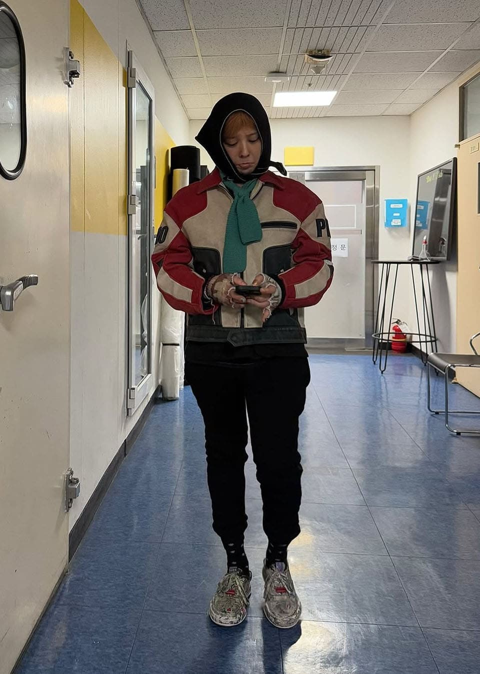 How Much Is G-Dragon's Iconic Scarf Styling? < Male Solo < K-pop