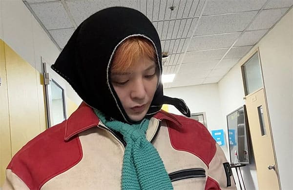 How Much Is G-Dragon's Iconic Scarf Styling? < Male Solo < K-pop
