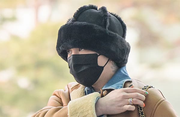 Just His Eyes Show, but the Impact Is Real! G-Dragon's Airport