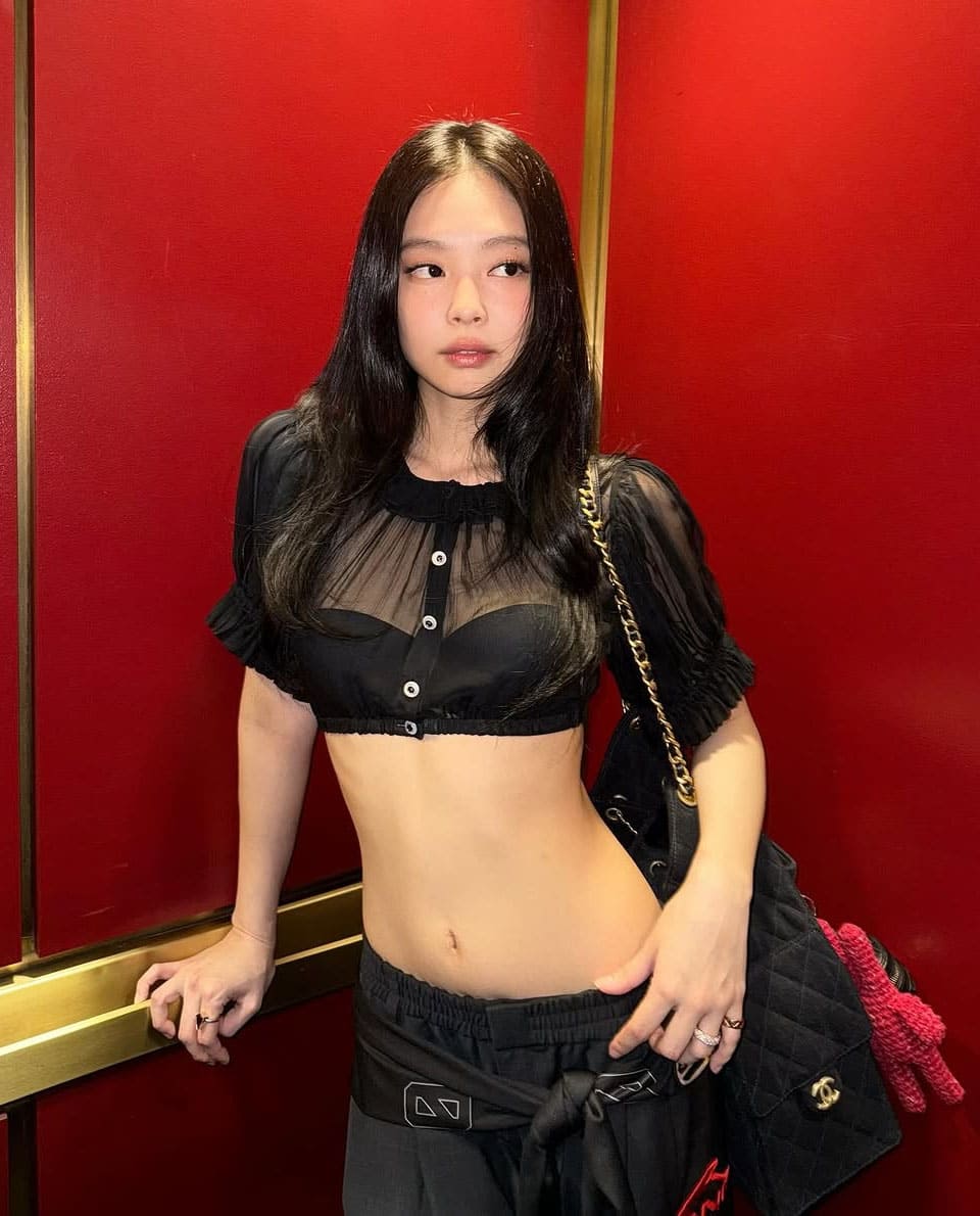 K-POP・アジア BLACKPINK JENNIE SET Jennie Delivers a Dazzling Solo Concert, Cementing Her Status as a