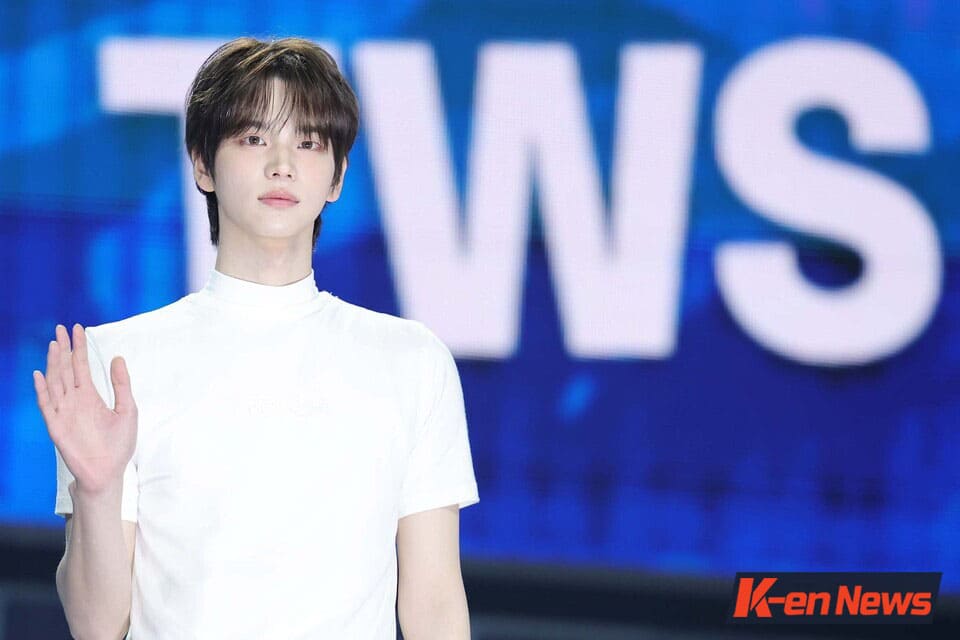 TWS Shinyu Stuns with Perfect Visuals at Comeback Showcase