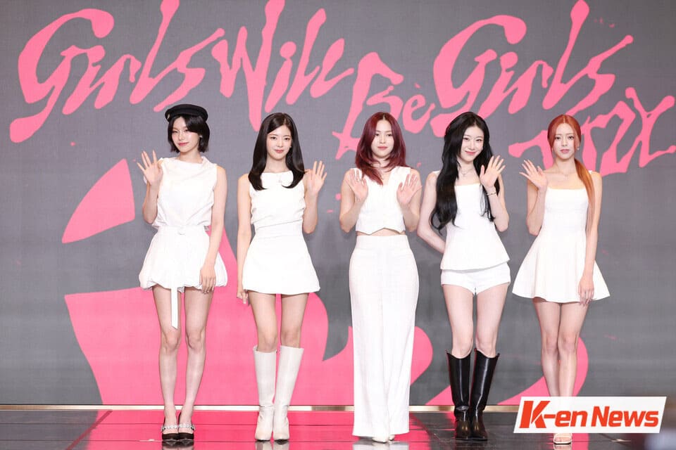 K-POP・アジア ITZY K-pop Group Itzy Attend Red Carpet Editorial Stock Photo - Stock