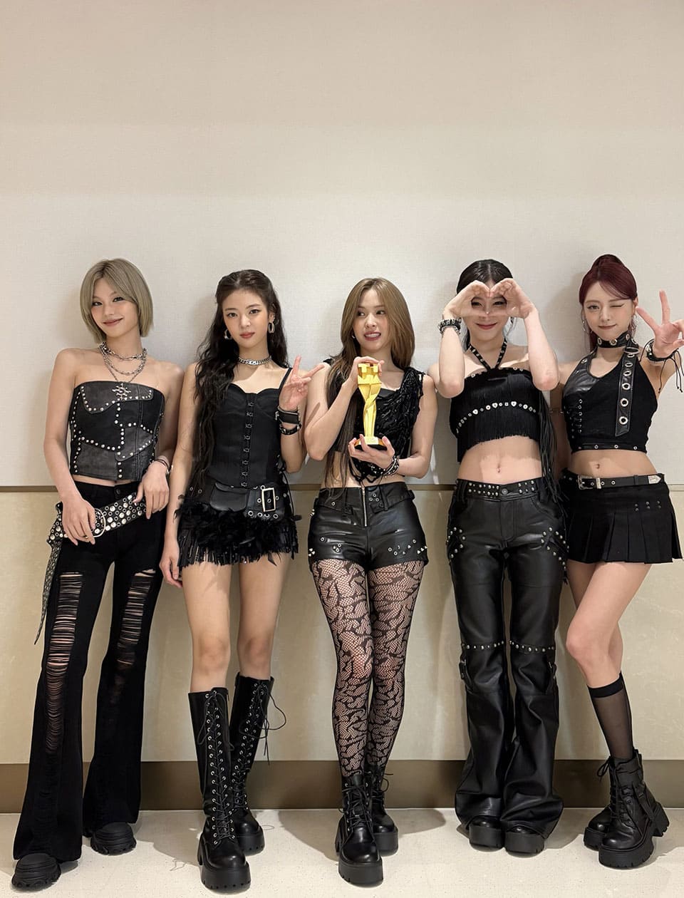 ภาพ: ITZY รับรางวัล 'Best International Stage Performance of the Year' ในงาน 2025 TIMA หนึ่งในงานประกาศรางวัลดนตรีชั้นนำในภูมิภาคจีนแผ่นดินใหญ่ ⓒ JYP Entertainment