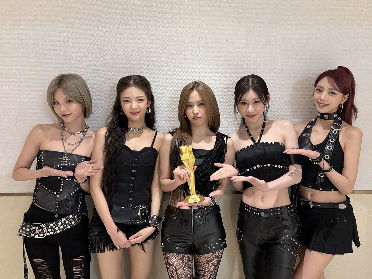ภาพ: ITZY รับรางวัล 'Best International Stage Performance of the Year' ในงาน 2025 TIMA หนึ่งในงานประกาศรางวัลดนตรีชั้นนำในภูมิภาคจีนแผ่นดินใหญ่ ⓒ JYP Entertainment