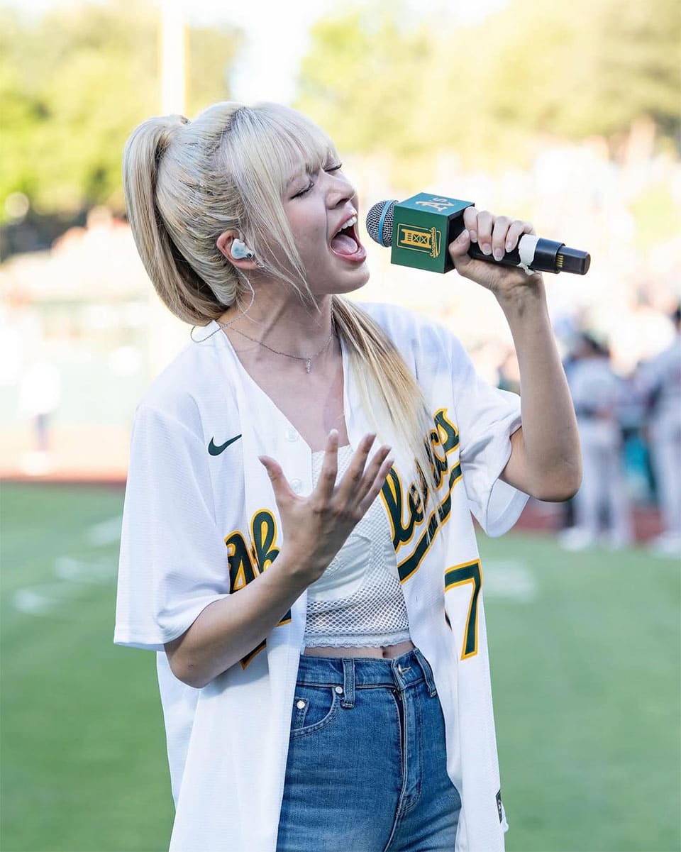 รูปภาพ: LILY จาก NMIXX ร้องเพลงชาติในงานเหย้าของ Oakland Athletics MLB ⓒ โซเชียลมีเดียอย่างเป็นทางการของ Athletics