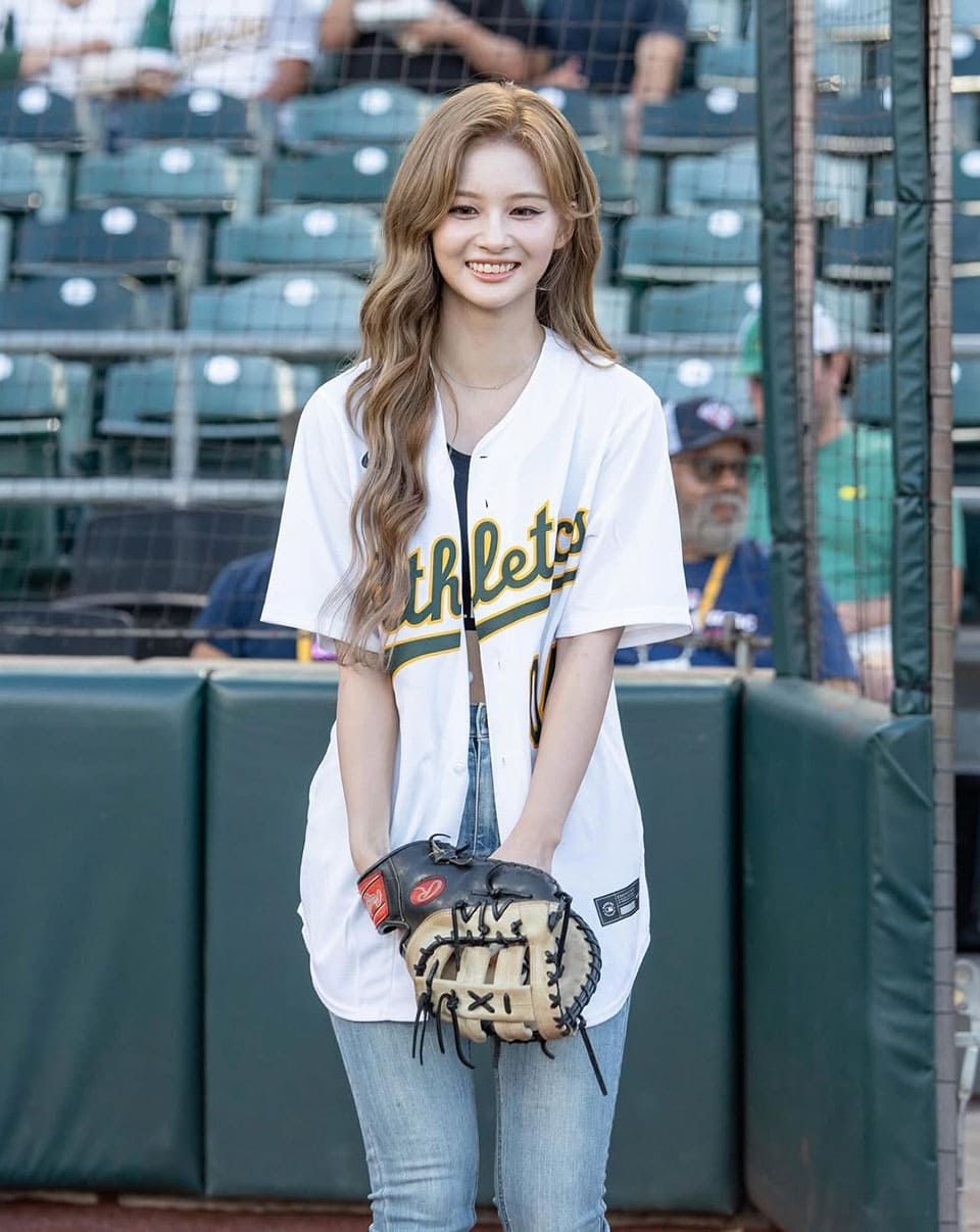 รูปภาพ: SULLYOON แห่ง NMIXX เตรียมขว้างลูกแรกในพิธีที่สนามเหย้าของ Oakland Athletics MLB ⓒ โซเชียลมีเดียอย่างเป็นทางการของ Athletics