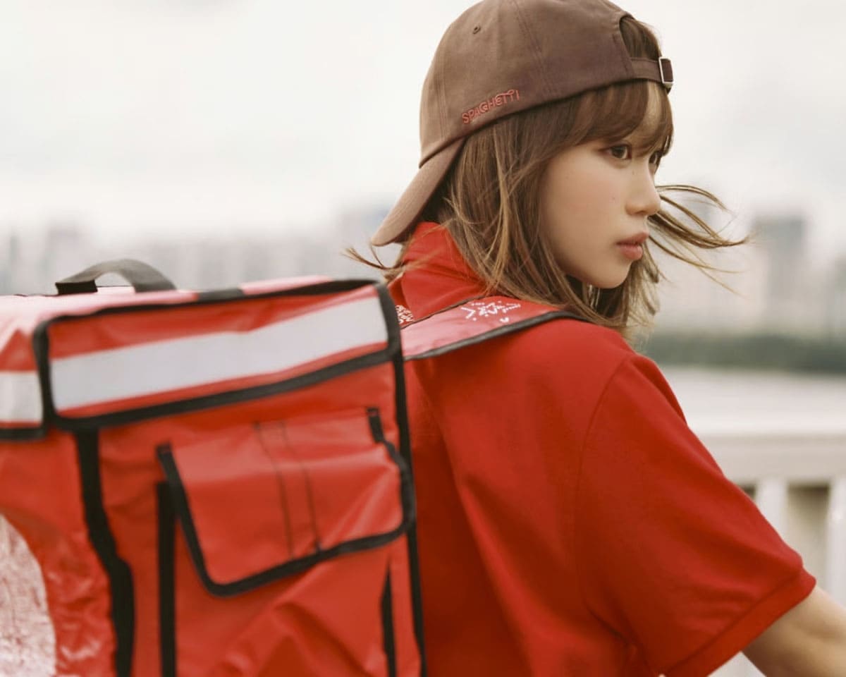 LE SSERAFIM Delivers Spaghetti — and Pure Youthful Vibes in