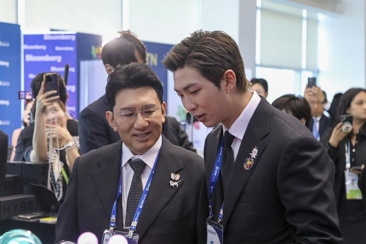 Image : HYBE Chairman Bang Si-hyuk and BTS leader RM attend the opening ceremony of the 'APEC CEO Summit' ⓒ HYBE