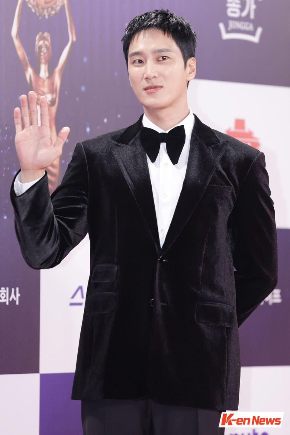 Image : Ahn Bo-hyun won the Best New Actor award at the 46th Blue Dragon Film Awards for his role in ‘Pretty Crazy’.  ⓒ Lee Hye-young (lhy@hankooki.com)