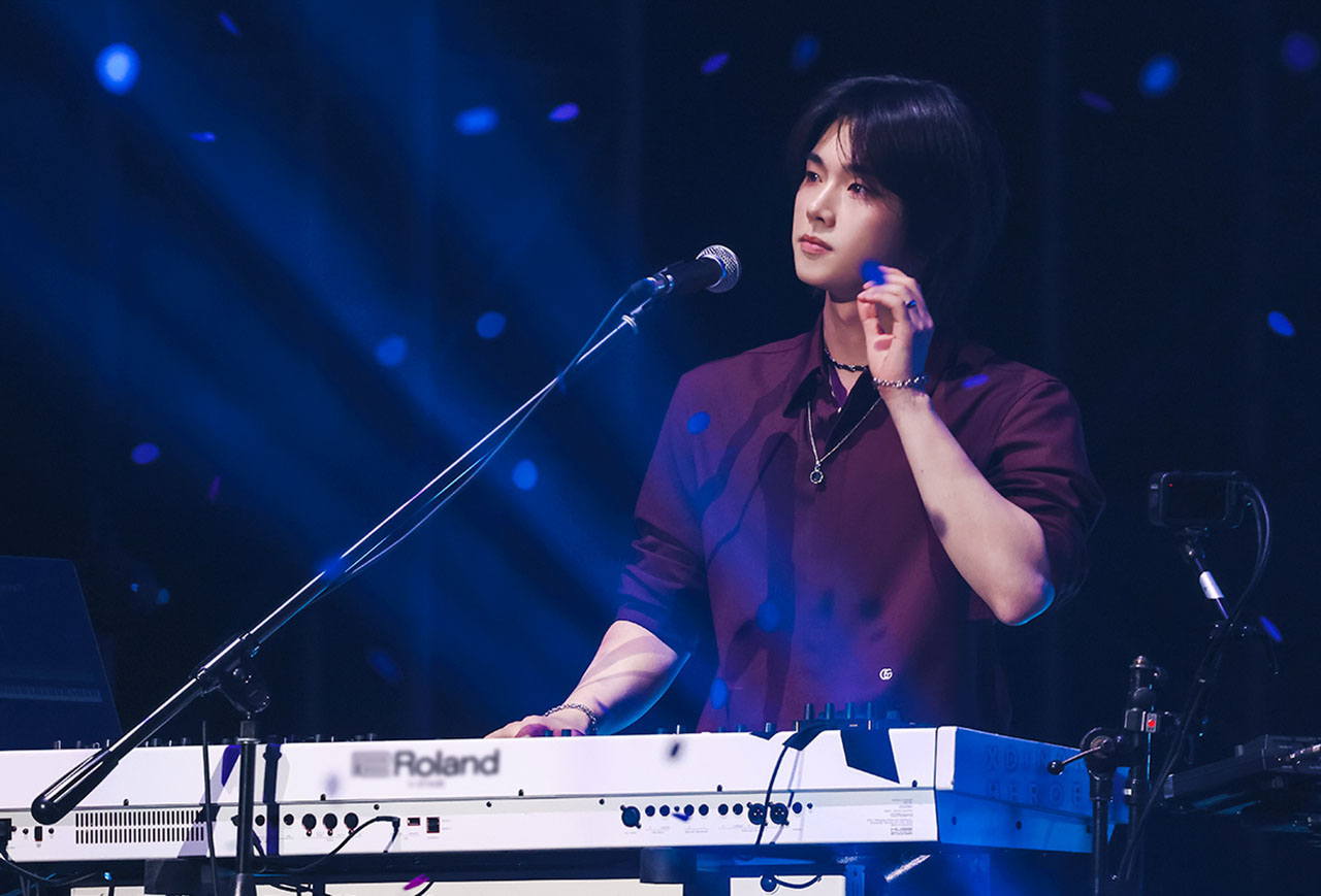 Image : Jungsu on stage at Xdinary Heroes’ ‘Beautiful Mind’ World Tour Finale in Seoul ⓒ JYP Entertainment