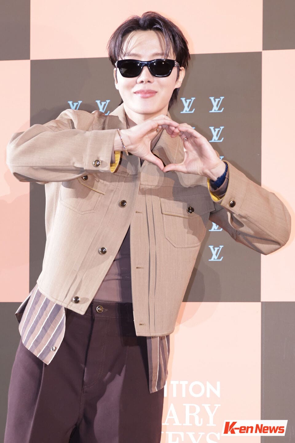 BTS J-Hope Shows What True 'World-Class' Looks Like < Photo News