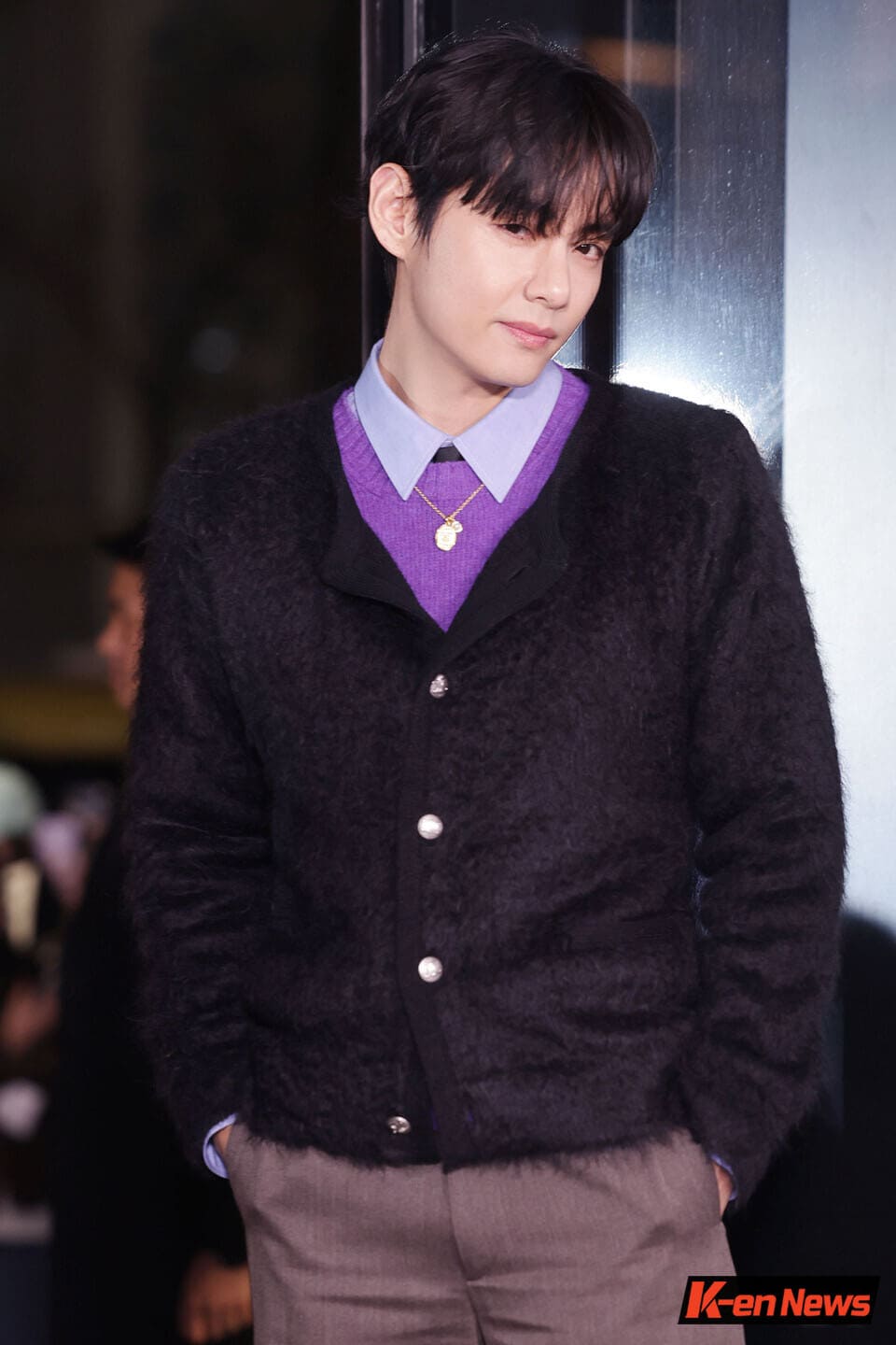 BTS V Flashes a Mischievous Smile Full of Charm < Photo News