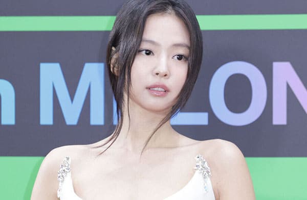 BLACKPINK's Jennie Reigns Supreme as the Queen of Solo < Girl