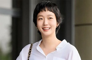★Hei★ [Civilization Express Kim Go-eun, Taeyeon, Woods, Kr Kim Go-eun Turns Heads at Airport in Effortless White Shirt